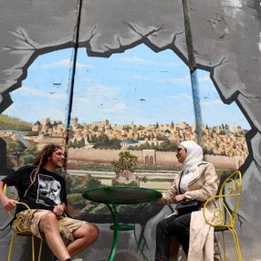 Filistin'i bölen Ayrım Duvarı, grafitilerle süslendi