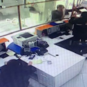 Bartın’da doktordan kargo çalışanlarına darp