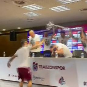 Trabzonsporlu futbolcular, basın toplantısındaki Abdullah Avcı'yı ıslattı