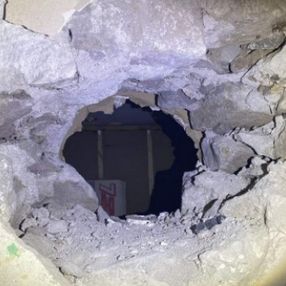 Ağrı'da hırsızlar, yan dükkanın duvarını kırıp kuyumcuya girdi