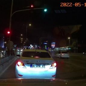 Denizli'de karşıdan karşıya geçen bisikletli çocuğa otomobil çarptı