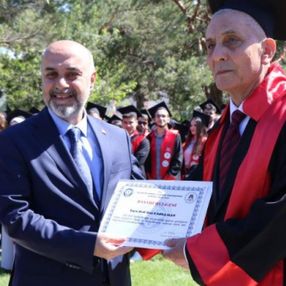 Erzincan'da 77 yaşındaki kişi hukuk fakültesini bitirdi