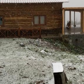 Doğu Karadeniz'de yaylalara kar yağdı