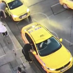 Şişli'de turistlerin paralarını çaldıkları iddia edilen iki taksici yakalandı