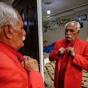 Şırnaklı Aziz Amca, 10 yıldır rengarenk giyiniyor
