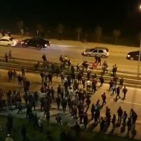 Bayburt'ta Bodrumspor'un kaldığı otel önünde taşkınlık yaptılar