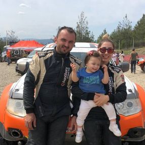 Off-Road yarışçısı çift, yarışlara bebekleriyle katılıyor