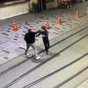 Taksim'de İngiliz turist, bıçaklanarak gasbedildi