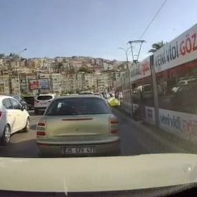 İzmir'de küçük kız, sahile gitmek isterken tramvayın altında kaldı