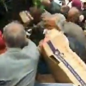 Trabzon Beşikdüzü'nde belediyenin fide dağıtımında izdiham yaşandı