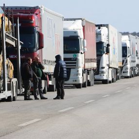 Hamzabeyli Sınır Kapısı'nda tır kuyruğu 40 kilometreyi aştı