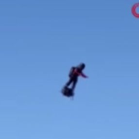 Fransa’da ‘uçan adam’ 15 metre yüksekten göle çakıldı