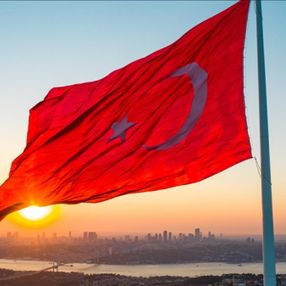 Guardian, Turkey'den Türkiye'ye geçişi yazdı