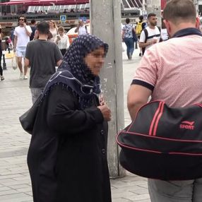 Beyoğlu’nda duygu sömürüsü yapan dilenciye suçüstü