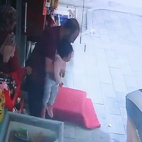 Erzurum'da soluk borusuna şeker kaçan minik kızı, babası kurtardı