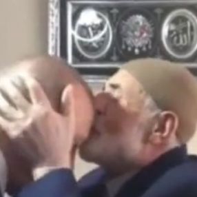 Cumhurbaşkanı Erdoğan, elini öptürmedi