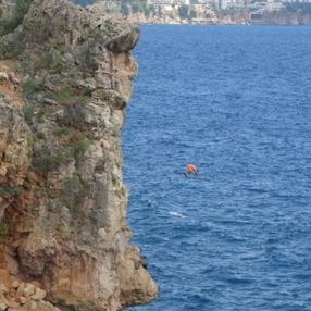 Antalya'da iki genç, 30 metrelik falezlerden denize atladı