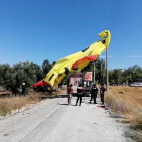Antalya'da iki turist, bindikleri paraşütün ipinin kopmasıyla havada sürüklendi