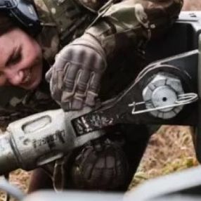 Kate Middleton'dan askeri üniformalı tank pozu