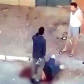 Antalya'da bir kişi boğazını kestiği sevgilisinin yanına kimseyi yaklaştırmadı
