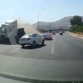 İzmir’de tırın altında kalmaktan son anda kurtuldular