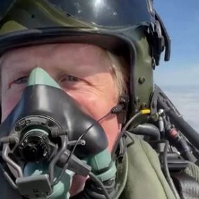Boris Johnson, savaş uçağı kullandı