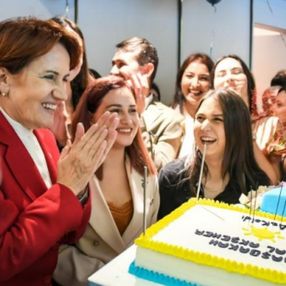 Meral Akşener'e doğum günü sürprizi