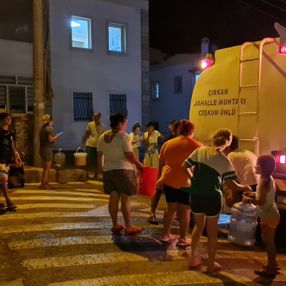 Bodrum’da su kesintisi yaşanan mahallede muhtar tankerle su dağıttı