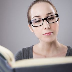 Sabah saatlerinde yarım saat kitap okumak zihni canlandırıyor