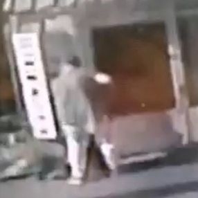 Bursa’da çocuklarının gözü önünde eşini dövdü