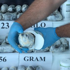 Adana'da zayıflama kürü kutularından esrar çıktı