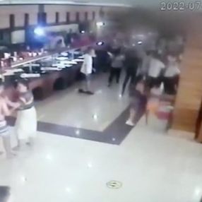 Antalya'da misafirler, otel sahibinin üzerine sandalyelerle yürüdü