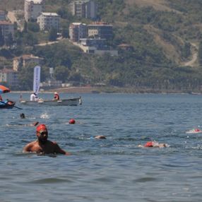 İzmit Körfezi'nde karşı kıyıya 2 bin 622 metre yüzerek yarıştılar