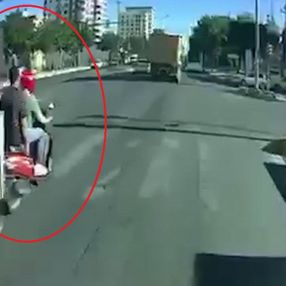 Şanlıurfa'da hafriyat kamyonunun motosikleti biçtiği kaza kamerada