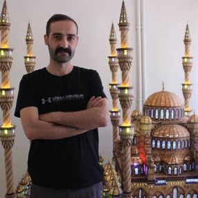 İzmir'de 190 bin 900 adet kibrit çöpüyle dev cami maketi yaptı