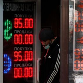 Rusya’da nakit dolar ve euro çekimi kısıtlamaları uzatıldı