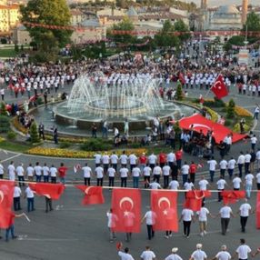 Sivas'ta 1058 kişi aynı anda halay çekti