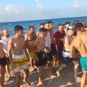 Sakarya Karasu'da plajda şortunu indiren 2 kişi, darbedildi