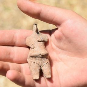 İzmir’de 7 bin 800 yıllık kadın figürlü heykelcik bulundu