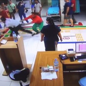 Şanlıurfa'da eşini darbeden saldırgan koca, sağlık çalışanlarına da saldırdı