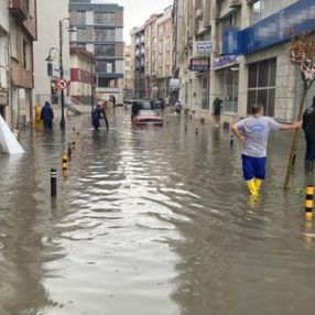Silivri'de sağanak sonrası yollar göle döndü