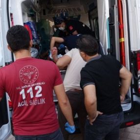 Antalya'da ihbara giden polisin düşen tabancasını alıp, 2 polisi ayağından vurdu