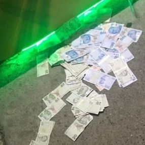 Zonguldak'ta bir kişinin ATM'ye koyduğu fazla paralar, yola saçıldı