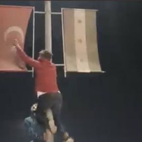 Azez'de Türk bayrağı yakan 2 kişi yakalandı
