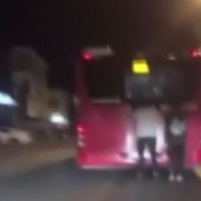 Ankara'da gençler, otobüsün arkasında patenle seyahat etti