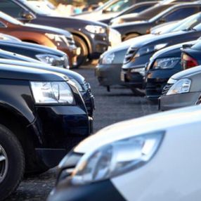 Oto galericiler araç fiyatlarını hızla düşürüyor