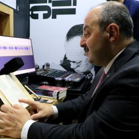 Bakan Mustafa Varank, görme engelliler için kitap seslendirdi