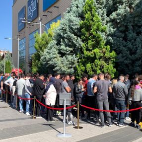 Eskişehir'de indirimli iPhone için geceden sıraya girdiler