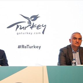Mevlüt Çavuşoğlu ile Mehmet Nuri Ersoy, iç hat uçuşunda görüldü