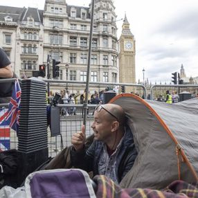 2. Elizabeth'in cenaze törenini izlemek isteyenler, Londra'da kamp kurdu